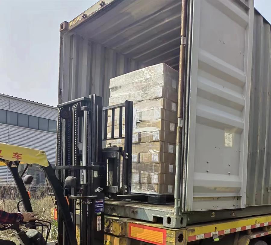 JH 安全包装公司与领先航运公司合作,为全球货物提供 600,000 个安全封条 2 JH 安全包装公司与领先航运公司合作确保全球货物安全