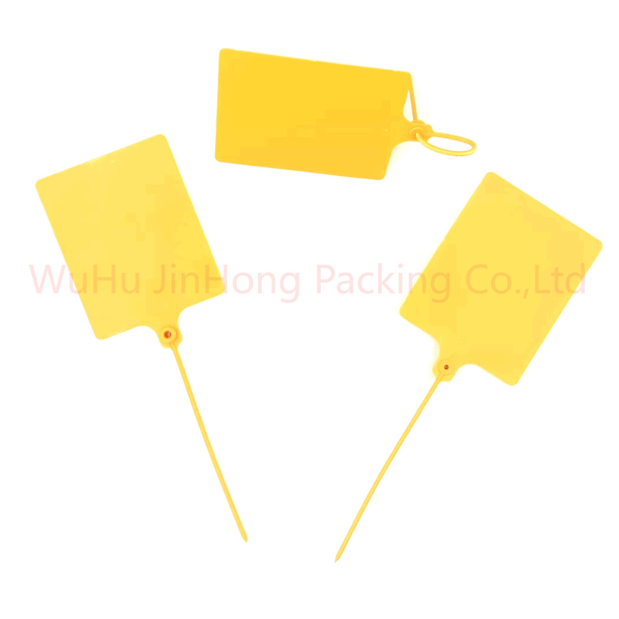 更清洁、更醒目的超大吊牌,由高强度聚丙烯材料制成的安全塑料铅封 JHP067-1 1 采用全新聚丙烯材料制成,韧性好,耐低温,不易破损,成本低,化学稳定性好。吊牌尺寸明显大于普通塑料封条,便于打印更多信息或用于明显标识。识别性更强,可通过激光、烫印等方式打印商标、图案、序列号、条形码等,便于识别和追踪。可应用于多个行业,确保物流运输和货物安全:物流行业:用于包装箱、集装箱、托盘等,确保货物在运输过程中的安全。-在农业领域,可用作果树和园林苗木的标志,标记品种、编号、种植信息等。-服装、鞋类和箱包行业:为防止商品在销售过程中被篡改或偷窃,它还可用作价格、尺寸、款式等信息的吊牌。-在其他领域,如电力、石油、化工等行业,设备维护、抽样检查等过程中都要用到标识和封条。