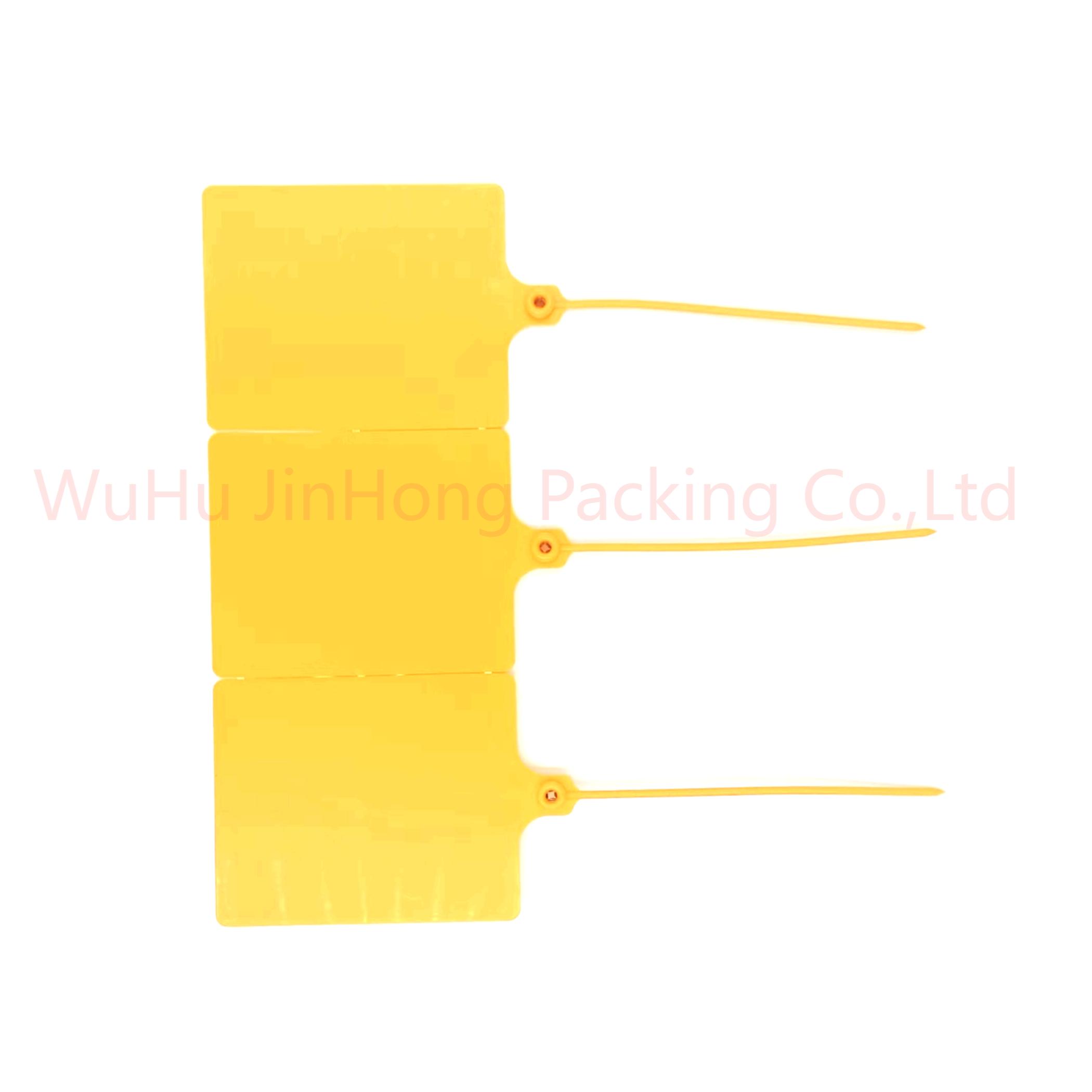更清洁、更醒目的超大吊牌,由高强度聚丙烯材料制成的安全塑料铅封 JHP067-1 4 采用全新聚丙烯材料制成,韧性好,耐低温,不易破损,成本低,化学稳定性好。吊牌尺寸明显大于普通塑料封条,便于打印更多信息或用于明显标识。识别性更强,可通过激光、烫印等方式打印商标、图案、序列号、条形码等,便于识别和追踪。可应用于多个行业,确保物流运输和货物安全:物流行业:用于包装箱、集装箱、托盘等,确保货物在运输过程中的安全。-在农业领域,可用作果树和园林苗木的标志,标记品种、编号、种植信息等。-服装、鞋类和箱包行业:为防止商品在销售过程中被篡改或偷窃,它还可用作价格、尺寸、款式等信息的吊牌。-在其他领域,如电力、石油、化工等行业,设备维护、抽样检查等过程中都要用到标识和封条。