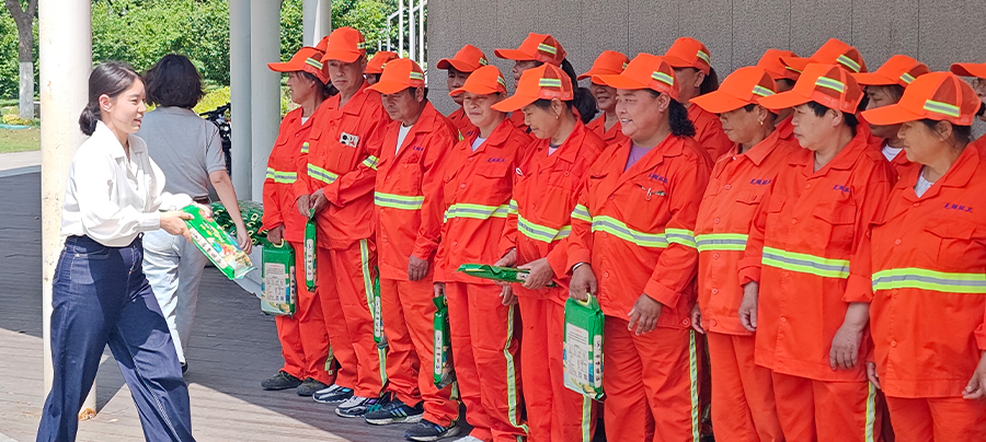 WuHu JinHong Packing Co., Ltd Shows Warmth to Sanitation Workers 1 WuHu JinHong Packing Co. Ltd Shows Warmth to Sanitation Workers 1 4